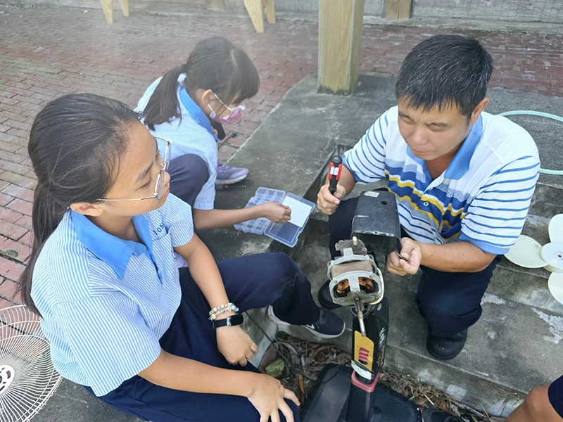 志工指導學生進行電器維修，也協助維修站運作。