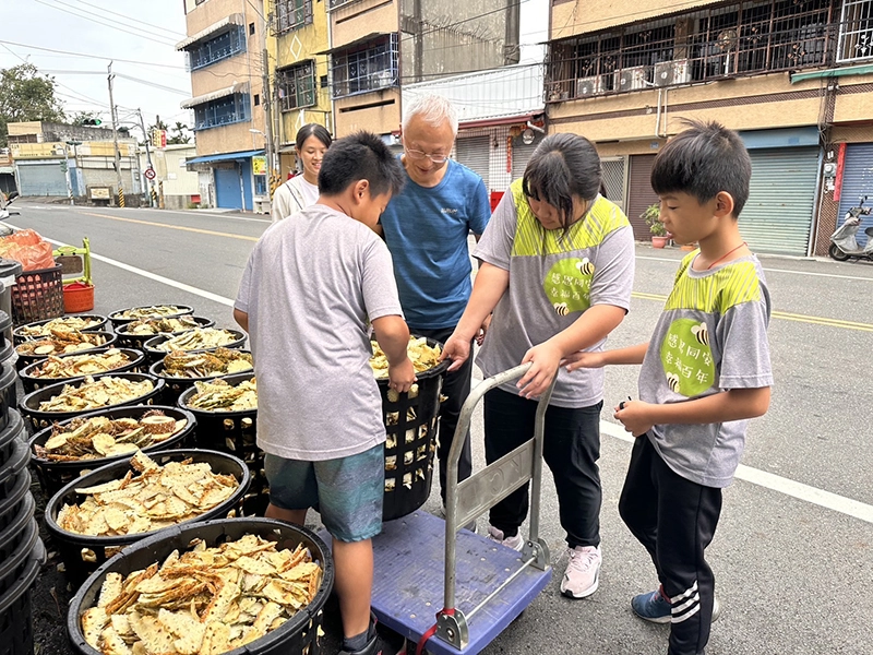 發現家鄉大量鳳梨皮廢棄物問題，並提出解決方案。