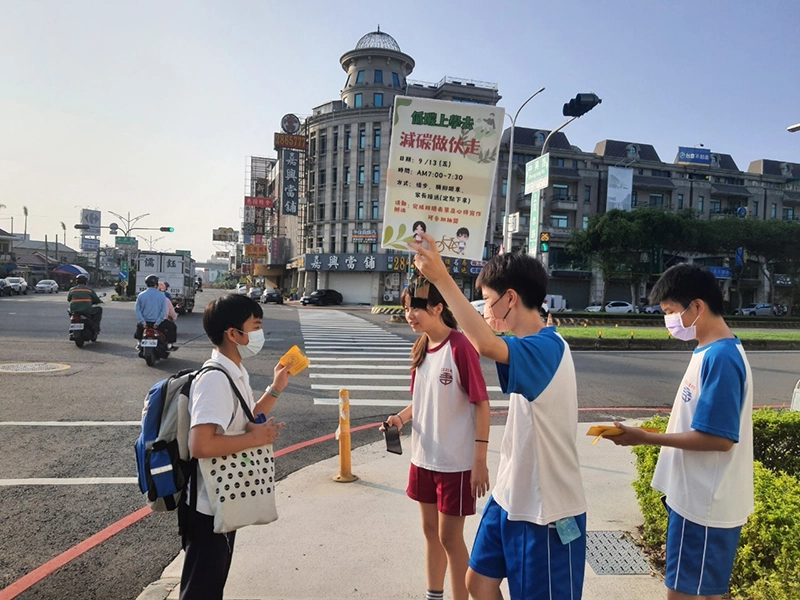 家長接送的學生在定點下車，同學在定點等候發放回饋表單。