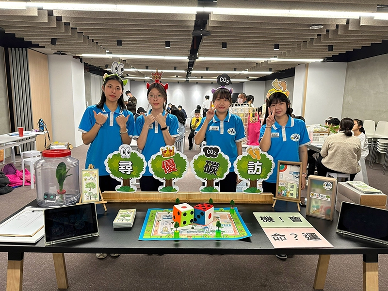參賽學生與校園樹木固碳地圖作品。