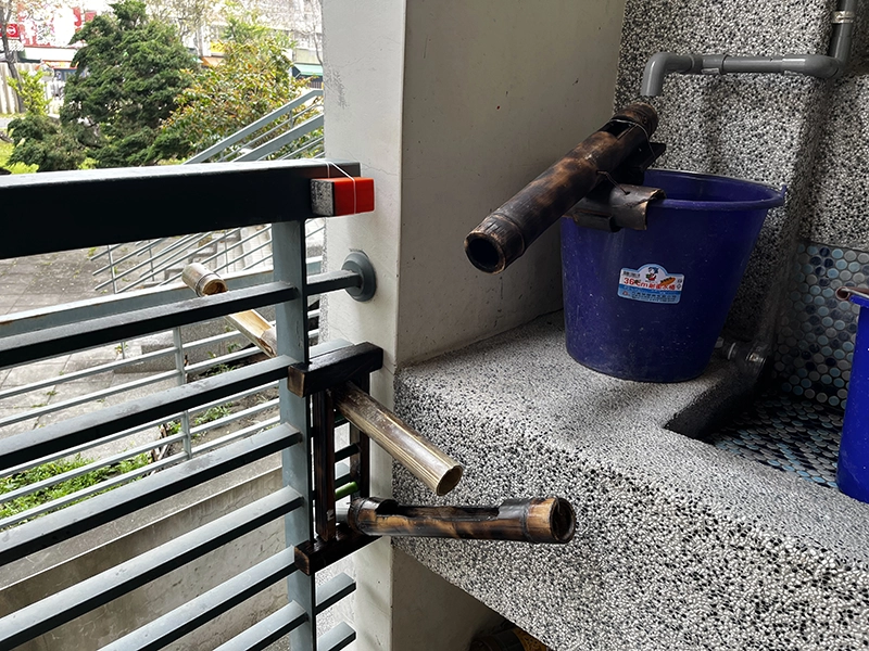 冷凝水收集切換器結合創意導水鍊，可將餘水導引澆灌花圃。