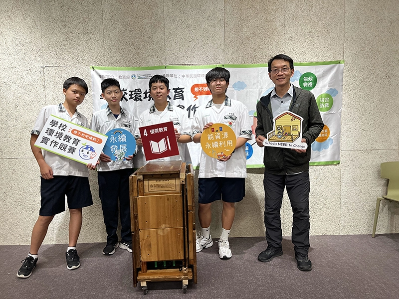 將環教行動推廣摺疊桌椅收納組帶到臺北市參賽。