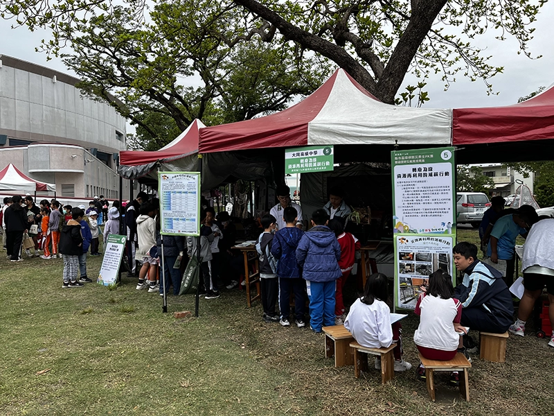 帶著行動推廣桌到屏東公園分享第3、5、6、7屆環教實作成果。