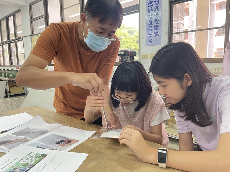 導學生組裝AI裝置面板。